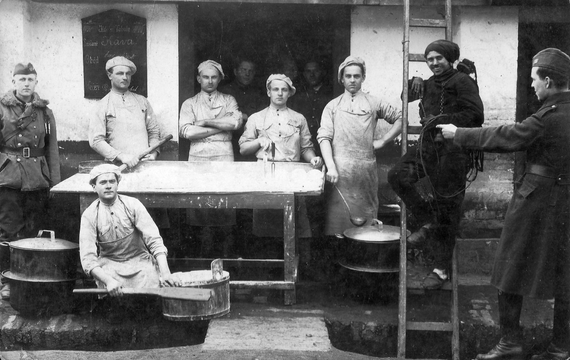 Egyenruhások egymás között: pékek, katonák és kéményseprő, 1926