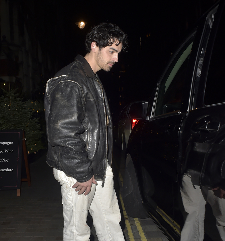 Joe Jonas a második éjszakáját töltötte a sztárok új kedvenc találkahelyén, a londoni Chitlern Firehouse-ban