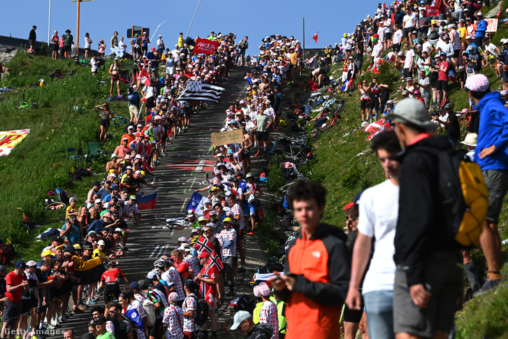 A háromhetes Tour de France 12 milliós helyszíni nézettséget tud magáénak.