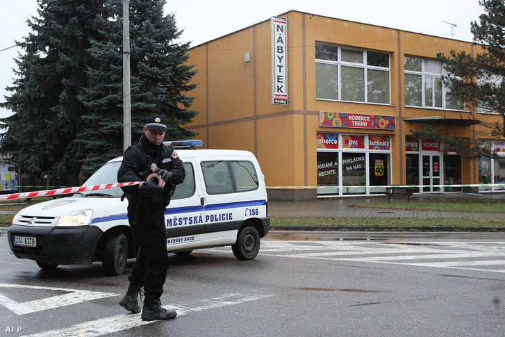 Egy rendőr a gyilkosság után 2015. február 24-én Uhersky Brodban