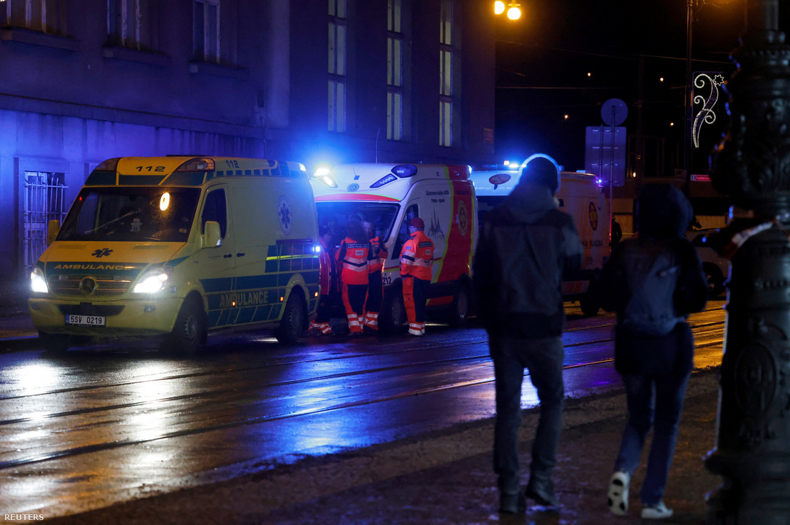 Mentőautók parkolnak a prágai Károly Egyetem egyik épületénél történt lövöldözés közelében Csehországban 2023. december 21-én