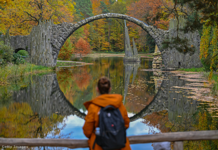 A Rakotz-híd az őszi azálea- és rododendronparkban, Kromlau-ban, Görlitz körzetében, Brandenburg tartományi határ közelében