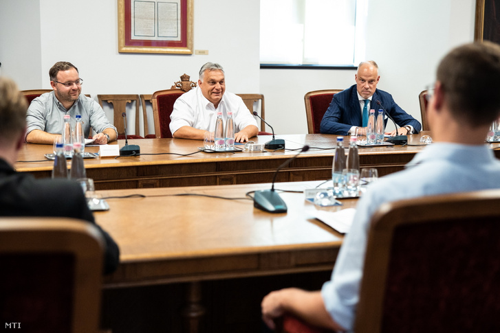 Orbán Viktor miniszterelnök (k) kormányülésen vesz részt, mellette Orbán Balázs, a miniszterelnök politikai igazgatója (b) és Szalay-Bobrovniczky Kristóf honvédelmi miniszter (j) a Karmelita kolostorban 2022. augusztus 5-én