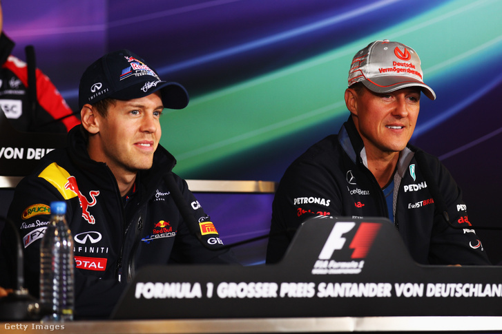Sebastian Vettel (Németország, Red Bull Racing) és Michael Schumacher (Németország, Mercedes GP) részt vesz a pilóták sajtótájékoztatóján a német Forma–1-es nagydíj előfutamán, a Nürburgringen 2011. július 21-én