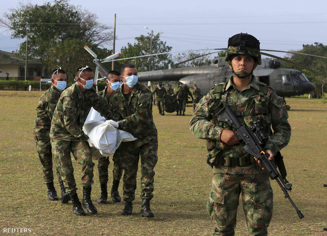 A FARC egyik megölt lázadójának holttestét szállítják el