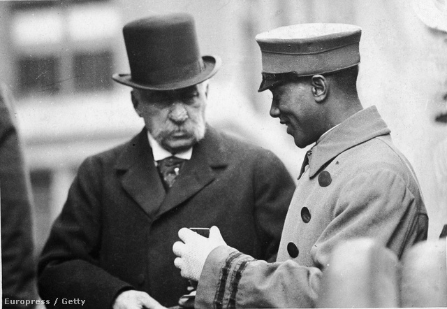 Az 1900-as évek elején készült felvételen JP Morgan egy kifutófiúval beszélget