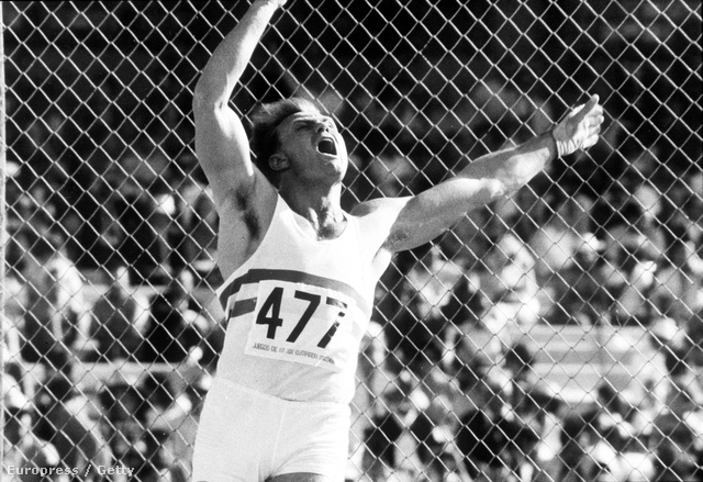 1968. október 17. Zsivotzky Gyula október 17-én 73 m 36 cm-es új olimpiai csúccsal aranyérmet nyer a kalapácsvetésben.