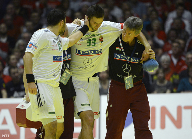 A sérült Ancsin Gábort segítik le a pályáról a Dániában zajló férfi kézilabda Európa-bajnokság középdöntőjének második fordulójában játszott Dánia-Magyarország mérkőzésen