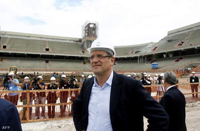 Jérome Valcke FIFA főtitkár látogatáson a Baixada stadion építekezésén 2012. novemberében
