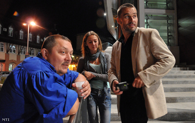 Vidnyánszky Attila rendező, Tarpai Viktória és Trill Zsolt színészek A szarvassá változott fiú kiáltozása a titkok kapujából című film forgatásán  2011. szeptember 1-jén.