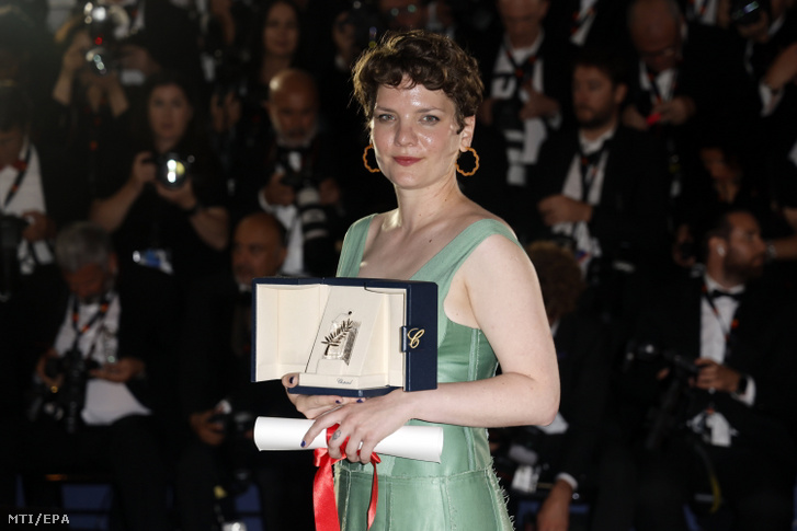 Buda Flóra Anna, kezében a rövidfilm kategóriában elnyert Arany Pálma-díjjal a 76. Cannes-i Nemzetközi Filmfesztivál záróünnepségén 2023. május 27-én