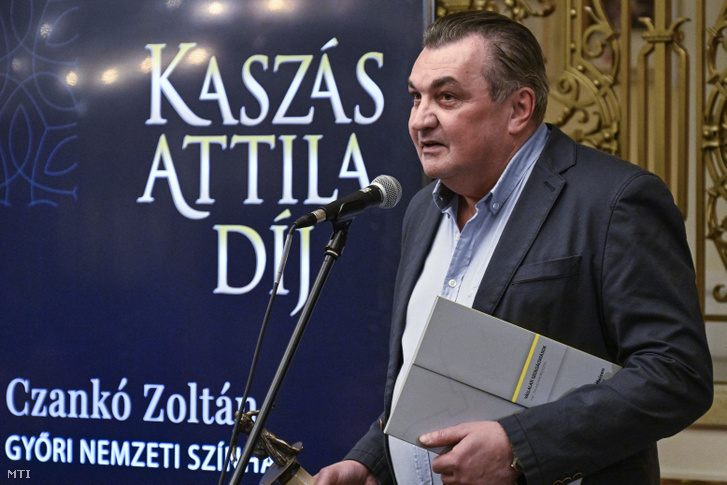 Csankó Zoltán a Győri Nemzeti Színház Jászai Mari-díjas színművésze, miután átvette a Kaszás Attila-díjat az átadóünnepségen a Vígszínházban 2023. december 5-én