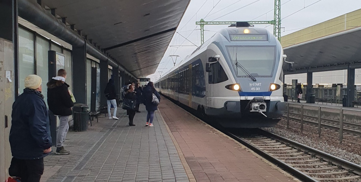 Stadler FLIRT elővárosi motorvonat Érd alsó megállóhelyen. Ilyen motorvonatok járhatnának Makó és Szeged között, ha a pályát mefelelően felújítják és villamosítják.