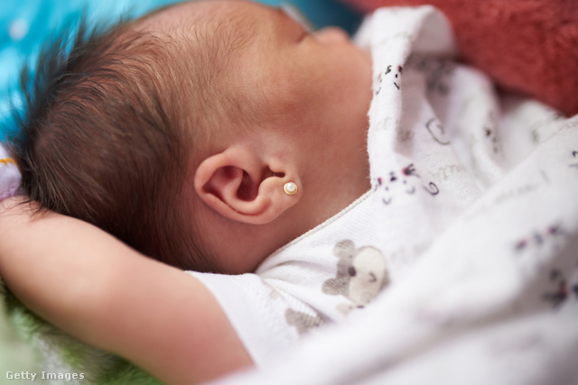 A fülbevaló megléte alapján kiderülhet, vajon fiú-e a gyermek vagy lány?