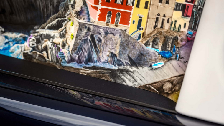 A híres partmenti látványt kézzel festették az utas előtti panelre