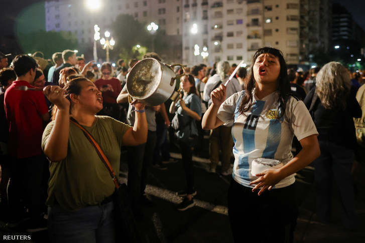 Tüntetők Buenos Airesben 2023. december 21-én
