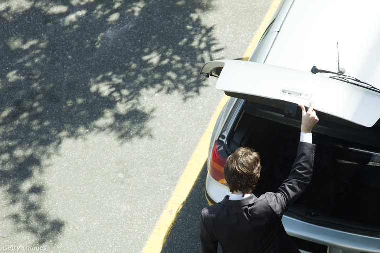 Illusztráció: Egy férfi az autója csomagtartójánál. (Fotó: PhotoAlto/Ale Ventura / Getty Images Hungary)