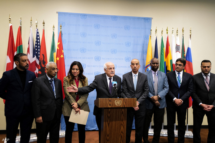 Rijád Manszúr palesztin ENSZ-nagykövet az arab országok képviselőivel az ENSZ-központban, New Yorkban, 2023. december 22-én egy olyan határozat elfogadásáról szóló szavazás után, amely megköveteli az izraeli–Hamász-konfliktusban részt vevő valamennyi féltől, hogy tegyék lehetővé a humanitárius segítségnyújtás biztonságos és akadálytalan eljuttatását