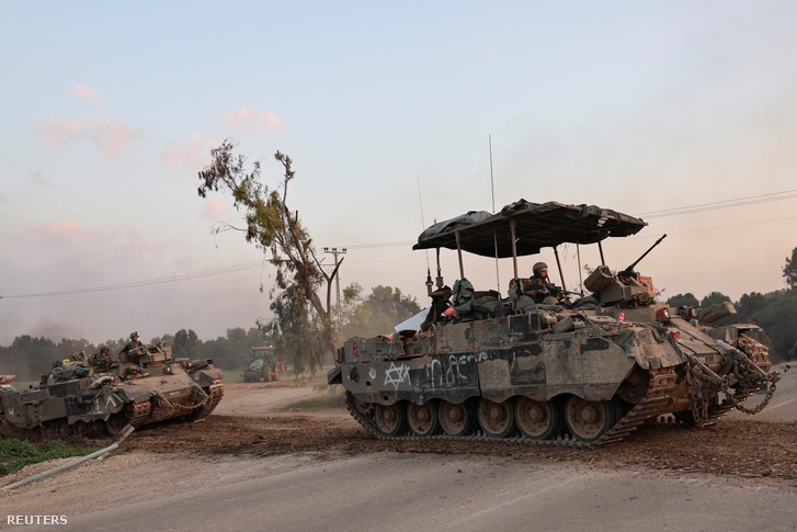 Izraeli katonák páncélozott szállítójárművekben (APC) utaznak az izraeli–gázai határ közelében, Dél-Izraelben 2023. december 25-én