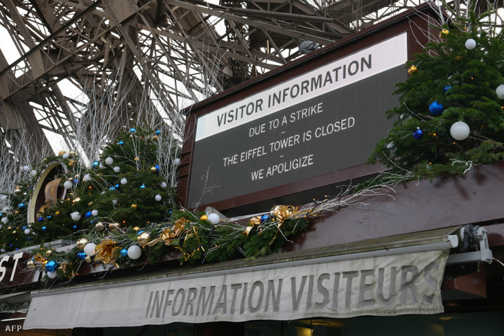 Sztrájkra figyelmeztető tábla a párizsi Eiffel-toronynál 2023. december 27-én