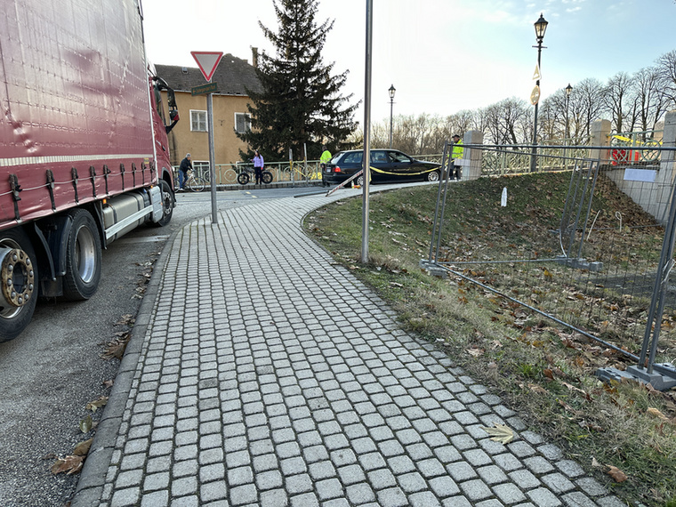 Amikor kimentem fotózni éppen egy eltévedt szlovák kamiont fordítottak vissza, de egy pofátlan BMW-s is megpróbált nagy tempóval átsurranni, csak elé ugrott egy polgárőr