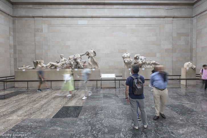 Látogatók a British Museum Parthenon Marbles szobájában 2022. augusztusában