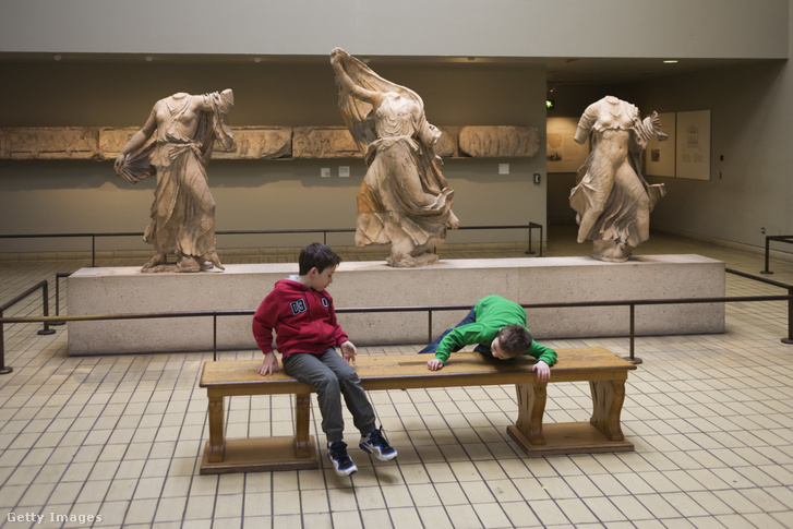 Gyerekek játszanak a londoni British Museumban, az ókori görög Parthenon-metopé közelében 2012 februárjában