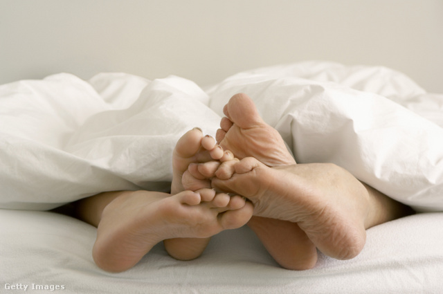 A lábak összedörzsölése ellazít és segíti az elalvást