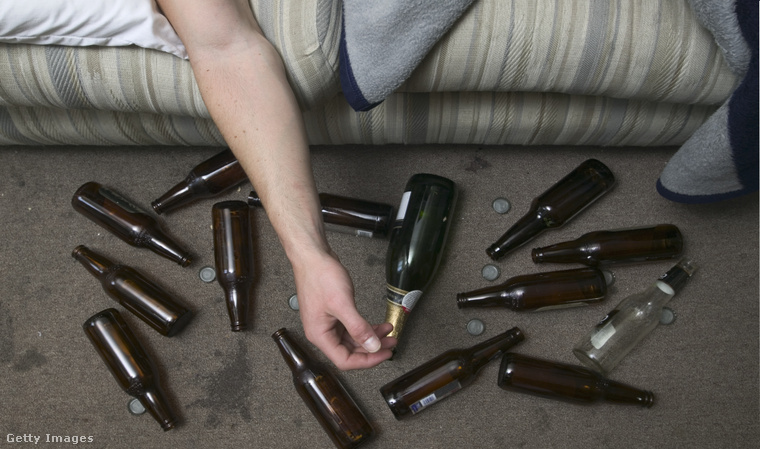 A toxikológus szerint ne keverjük az alkoholokat, ne igyunk üres gyomorra és folyamatosan hidratáljunk, lehetőleg izotóniás italokkal. (Fotó: Bill Varie / Getty Images Hungary)