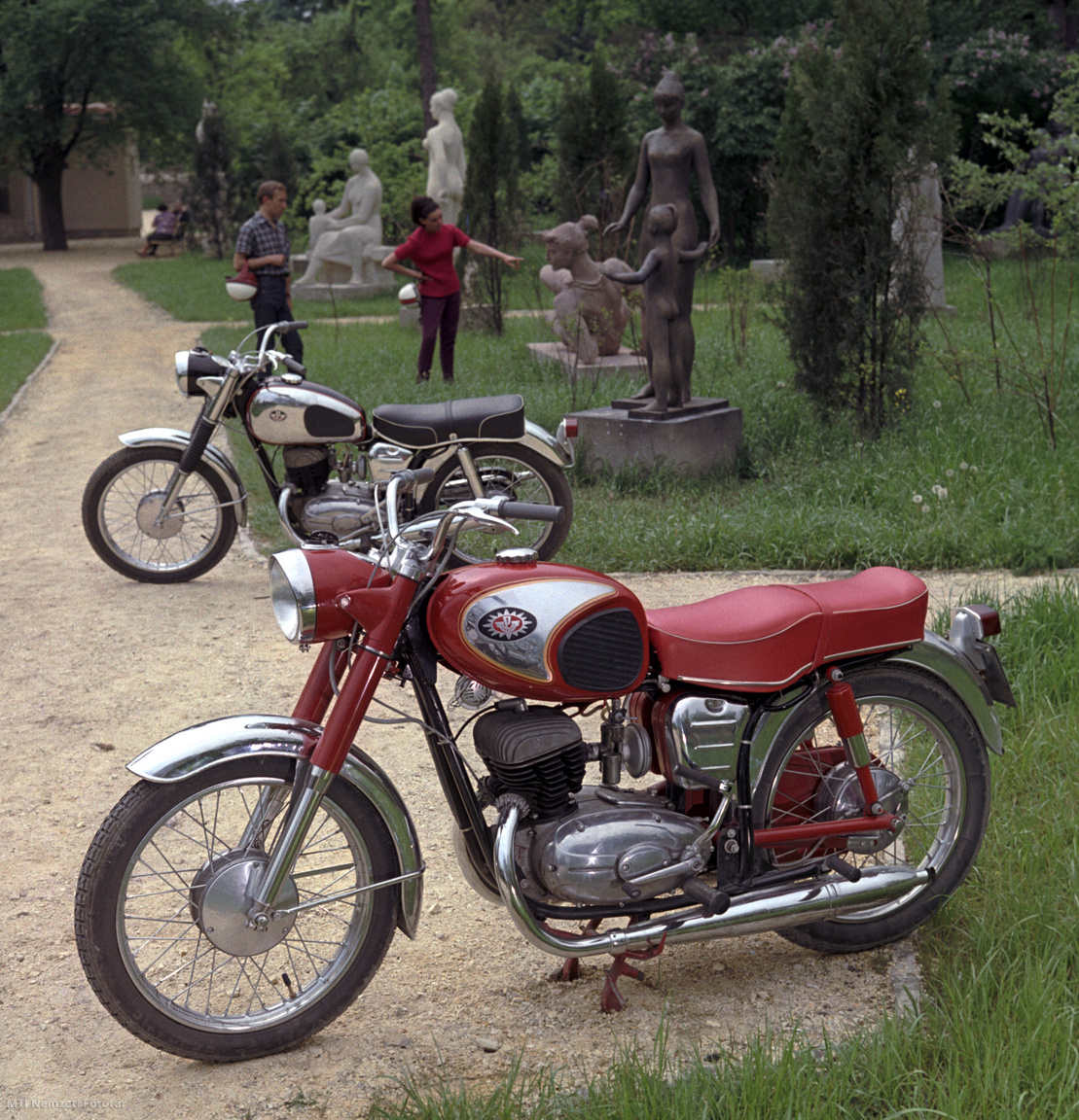 Szentendre, 1967. május 9. A Csepeli Motorkerékpárgyár Pannónia márkájú motorkerékpár-típusai a szentendrei Ady Endre úti szoborparkban