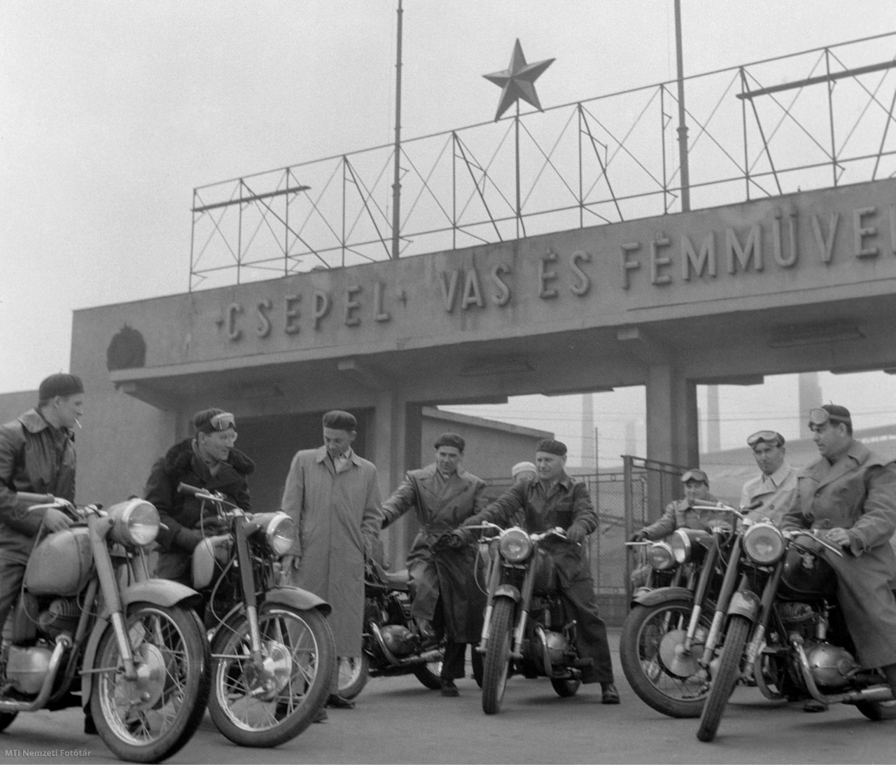 Budapest, 1960. április 8. Hazaindulnak a Csepel Vas- és Fémművek Motorkerékpárgyárának dolgozói. Az üzemben 1958 novemberében alakult meg a huszonhét tagból álló Pannónia-brigád, melynek vezetője Vészi László szakmunkás, kiváló dolgozó. A Pannónia motorkerékpárok blokkszerelésén dolgozó kollektíva 1959. november 7-én elnyerte a szocialista brigád címet. A munkatársak szabadidejükben közös motoros túrákon vesznek részt