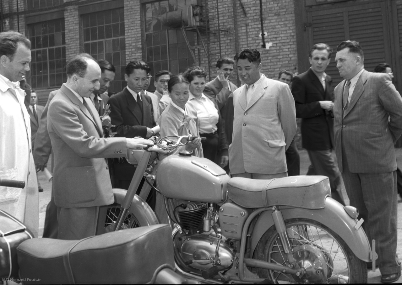 Budapest, 1956. június 20. Kim Ir Szen marsall, a Koreai Népi Demokratikus Köztársaság miniszterelnöke (j3) és Pak Den Aj asszony (k), a Budapesten tartózkodó koreai kormányküldöttség tagjai Hegedűs András, a Minisztertanács elnökének társaságában (b2) egy Pannónia motorkerékpárt néznek a csepeli Rákosi Mátyás Művek motorkerékpárgyárában