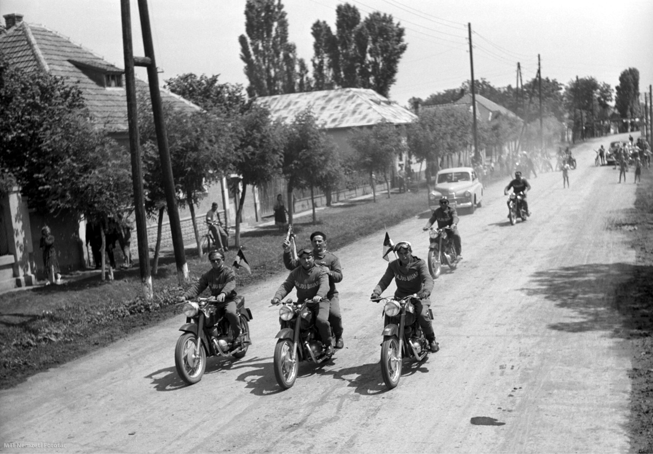 1955. július 10. Magyarországra érkezett a Világifjúsági Találkozó tiszteletére rendezett, Szófiából Varsóba tartó váltó, melynek hajdú-bihar megyei útvonala egy szakaszán a fiatalok 250 köbcentis Pannónia motorkerékpárokon viszik a váltóbotot és a zászlót. A felvétel készítésének pontos helyszíne ismeretlen