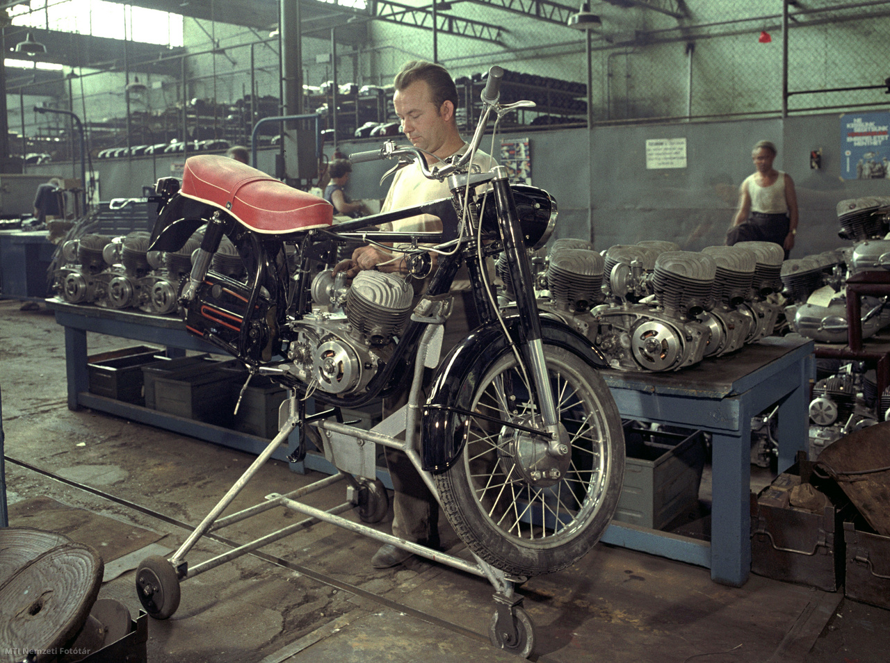 Budapest, 1965. július 16. Munkás összeszereli a Pannónia P20 típusú motorkerékpárt a Csepeli Motorkerékpárgyárban