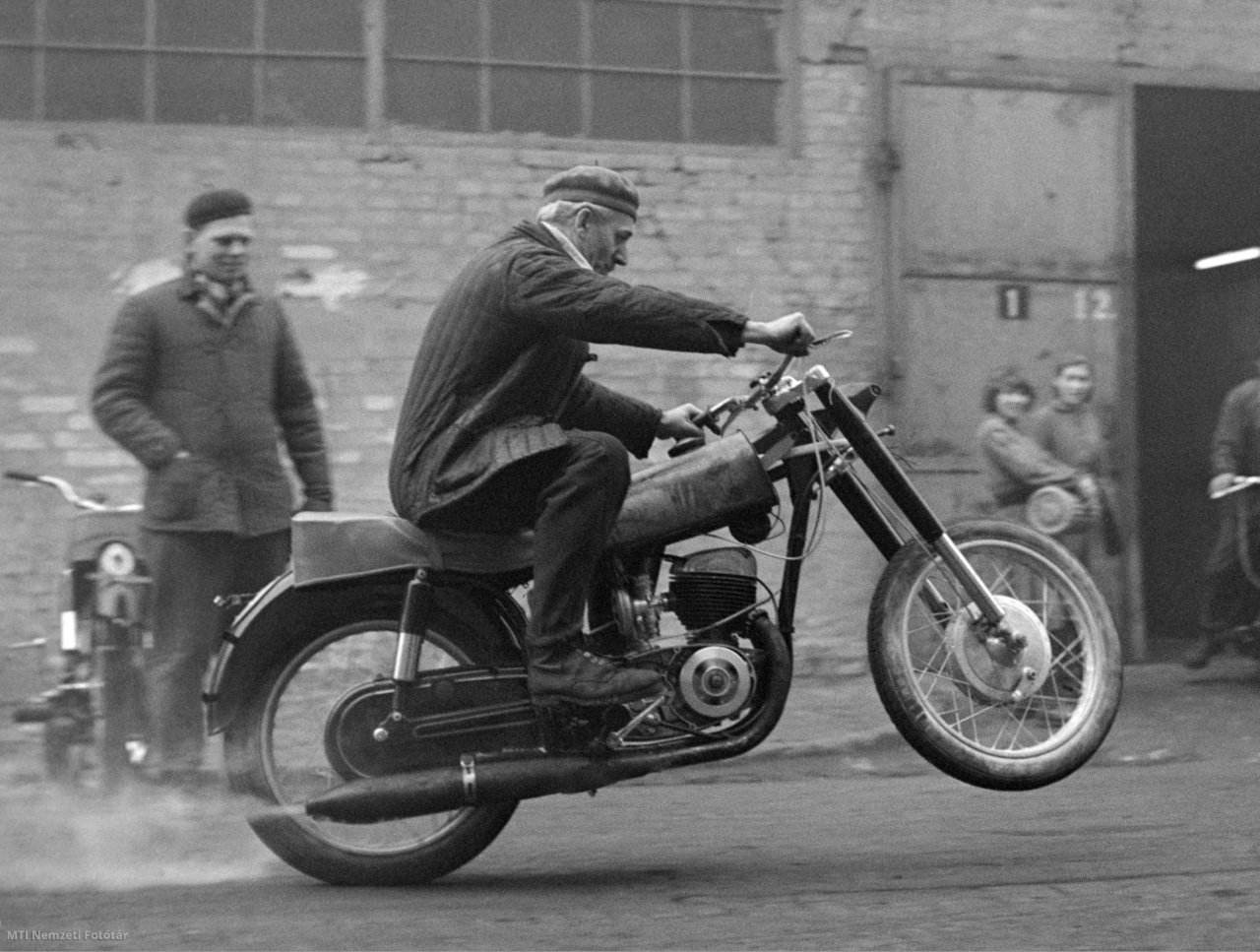 Budapest, 1959. január 2. Az új év első Pannónia TLF motorkerékpárját próbálja ki a Csepel Vas- és Fémművek egyik dolgozója. A motorkerékpárról még több alkatrész hiányzik az esetlegesen jelentkező gyártási hibák könnyebb javíthatósága érdekében