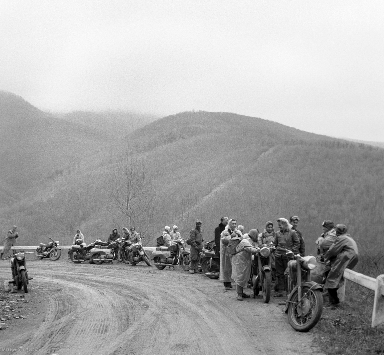 Bánkút, 1960. április 8. A Csepel Vas- és Fémművek Motorkerékpárgyára Pannónia-brigádjának tagjai pihenőt tartanak Bánkút előtt a brigád kétnapos motoros túráján