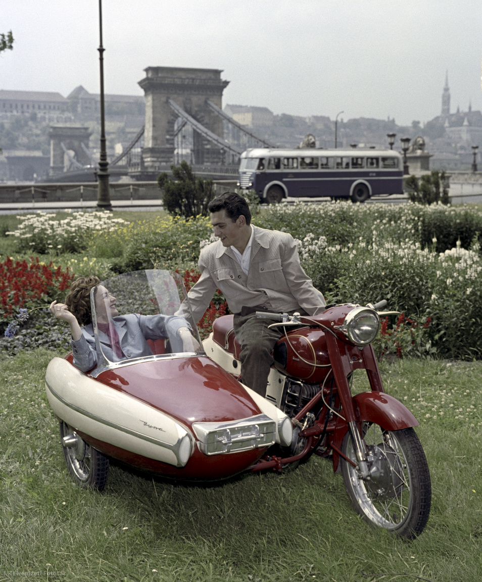 Budapest, 1960. július 7. Pannónia motorkerékpár Duna oldalkocsival. Háttérben a Lánchíd és egy autóbusz