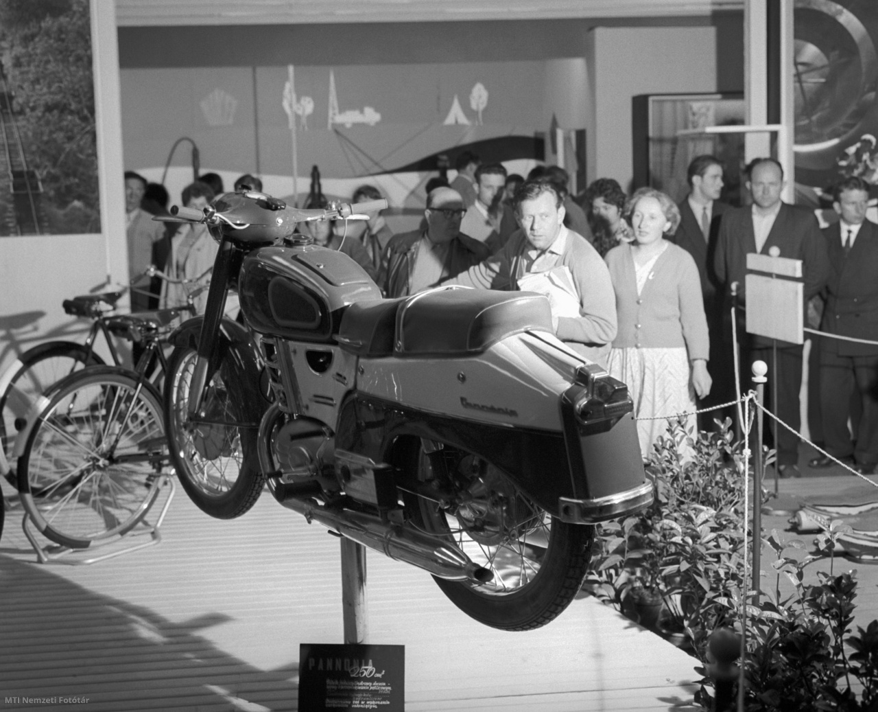 Poznan, 1960. június 16. Látogatók a magyar pavilonban, ahol az egyik legkedveltebb kiállítási tárgy a 250 köbcentiméteres Pannónia motorkerékpár