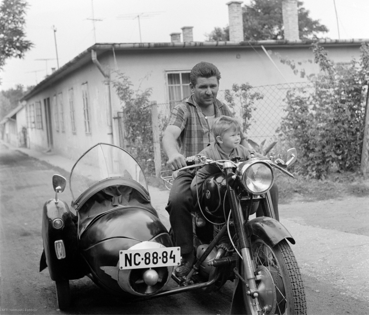 Nagybátony, 1969. augusztus 9. Gyermekével oldalkocsis Pannonián (T1-es típus, Duna oldalkocsival) motorozó apa