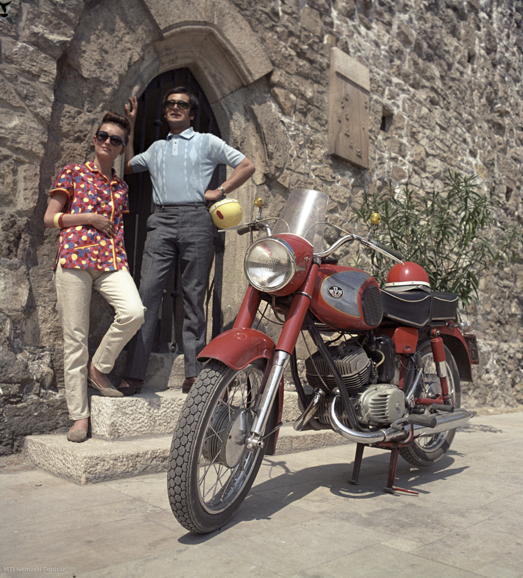 Budapest, 1968. április 25. Modellek pózolva reklámozzák a Csepeli Motorkerékpárgyár Pannónia márkájú P20 típusú motorkerékpárját a budai Várnál