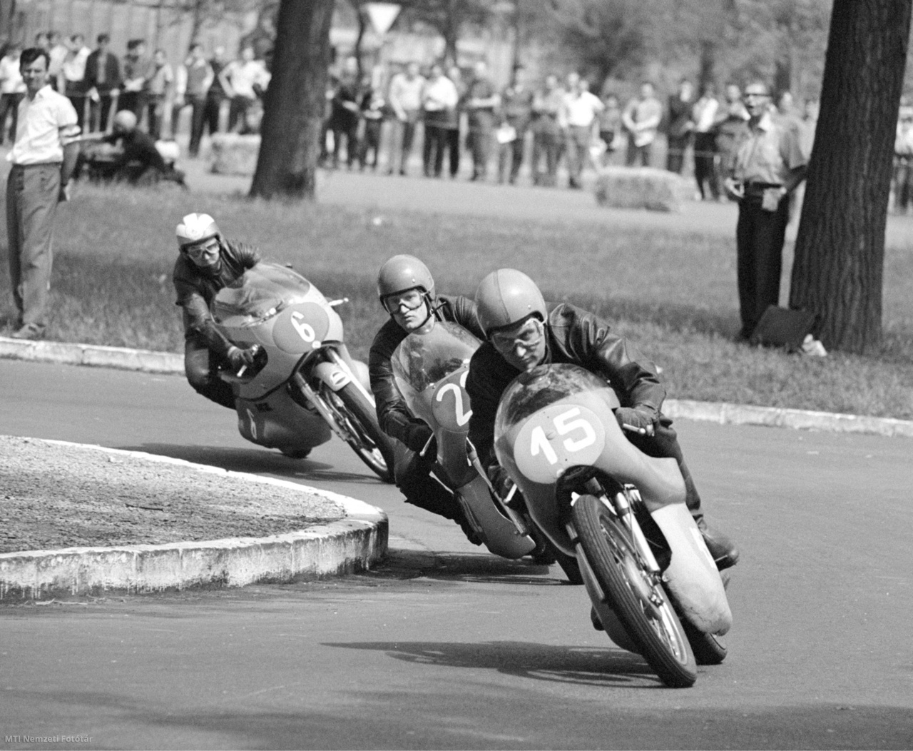 Budapest, 1969. május 4. 250 kcm-es speciál gépek a Zalka Máté Motoros Klub nemzetközi versenyén a Népligetben. A 6-os rajtszámmal Szabó II. László versenyez. A 10 körös versenyt Viktor Róbert, a Bp. Honvéd versenyzője nyerte Pannónia gépével