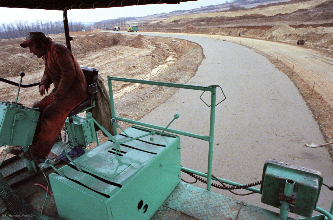 Mogyoród, 1986. március 24. Betonoznak az Aszfaltútépítő Vállalat szakemberei a Hungaroring építkezésén. Március 24-én a délelőtti órákban megkezdődött a Forma–1-es versenypálya alapjának betonozása. Az építők naponta kb. 3-400 métert haladnak félszélességben a betonozással