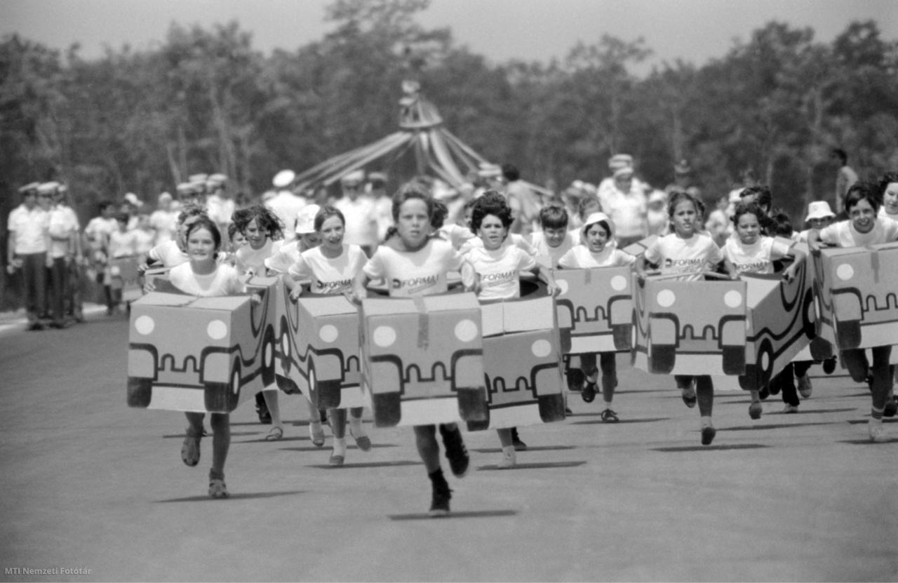 Mogyoród, 1986. június 15. Kisiskolások versenyeznek színes papírdoboz autóikkal a Hungaroringen a pálya felavatási ünnepségének kezdetén