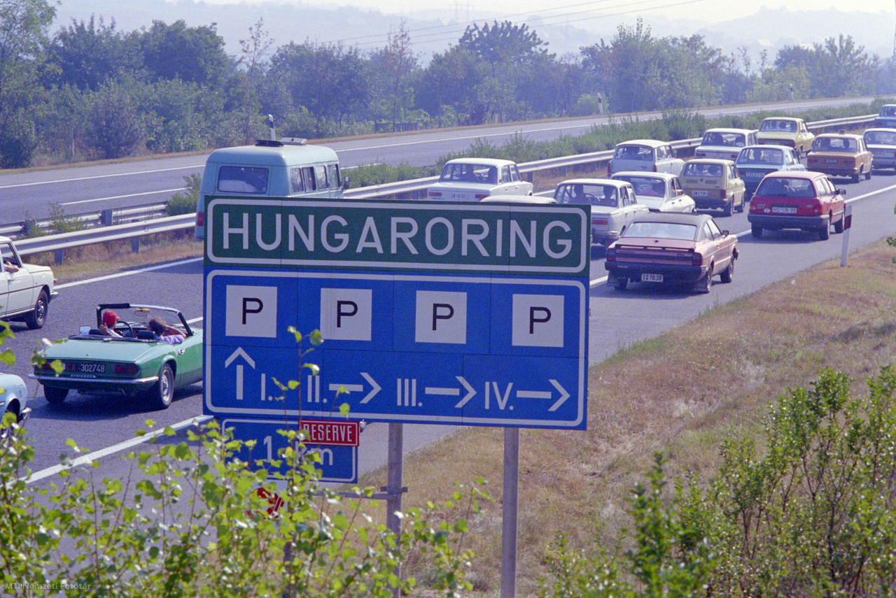 Mogyoród, 1986. augusztus 10. Az M3-as autópálya mogyoródi szakaszán nagy a forgalom a Hungaroring felé, az első magyarországi Forma–1-es verseny helyszínére
