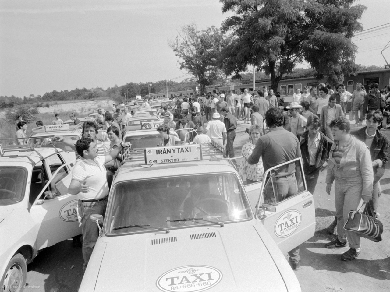 Mogyoród, 1987. augusztus 9. A HÉV (Helyi Érdekű Vasút) Hungaroring, ideiglenes megállójánál iránytaxik várják a II. Magyar Nagydíj Forma–1-es autóversenyre igyekvő nézőket