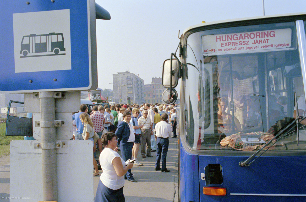 Budapest, 1986. augusztus 10. Közvetlen expresszjárat indul a fővárosból az első Forma–1-es Magyar Nagydíj helyszínére, a Hungaroringre