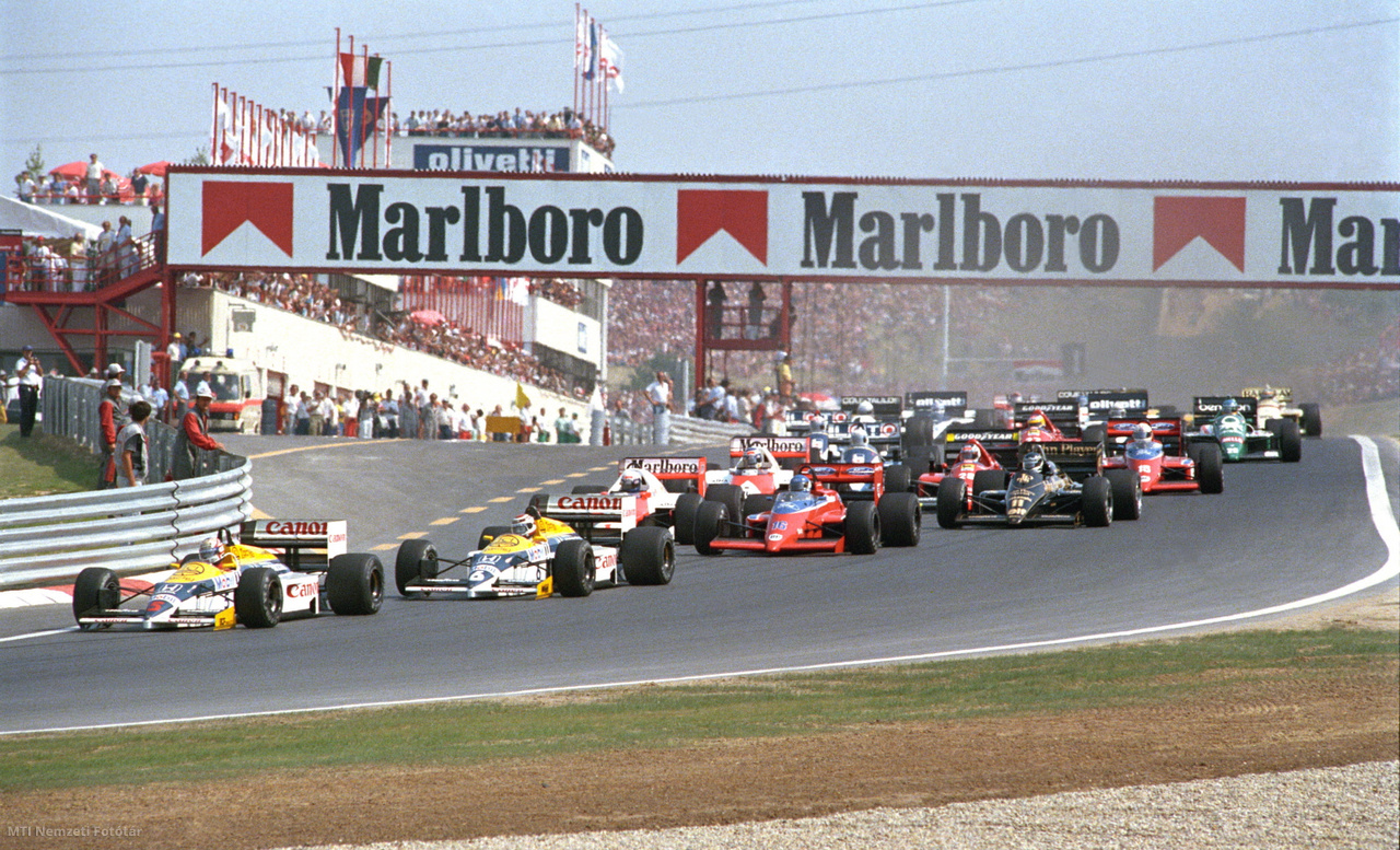 Mogyoród, 1986. augusztus 10. Rajtol a Forma–1-es mezőny a Hungaroringen. A magyar nagydíj győztesei: Nelson Piquet (brazil) első, Ayrton Senna (brazil) második és Nigel Mansell (angol) harmadik helyezettek lettek