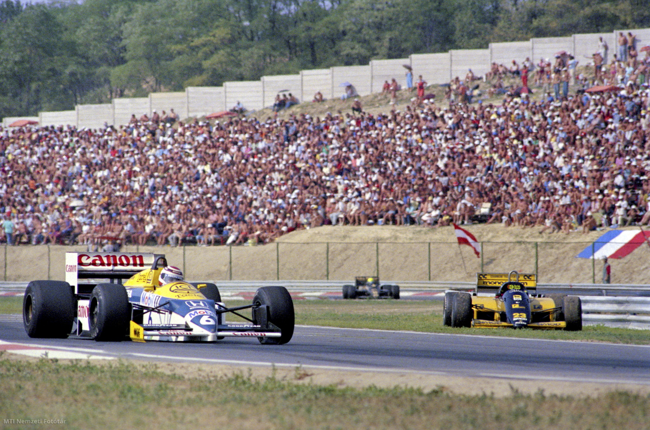 Mogyoród, 1986. augusztus 10. Nelson Piquet brazil autóversenyző, az első Forma–1 Magyar Nagydíj győztese Williams–Hondájával száguld a Hungaroringen, a mogyoródi versenypályán
