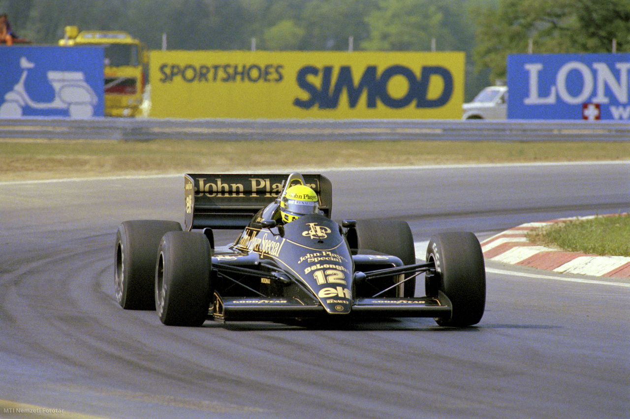 Mogyoród, 1986. augusztus 10. Ayrton Senna (2. helyezett, Lotus–Renault) brazil versenyző az első Forma–1 Magyar Nagydíjon a Hungaroringen, a mogyoródi pályán