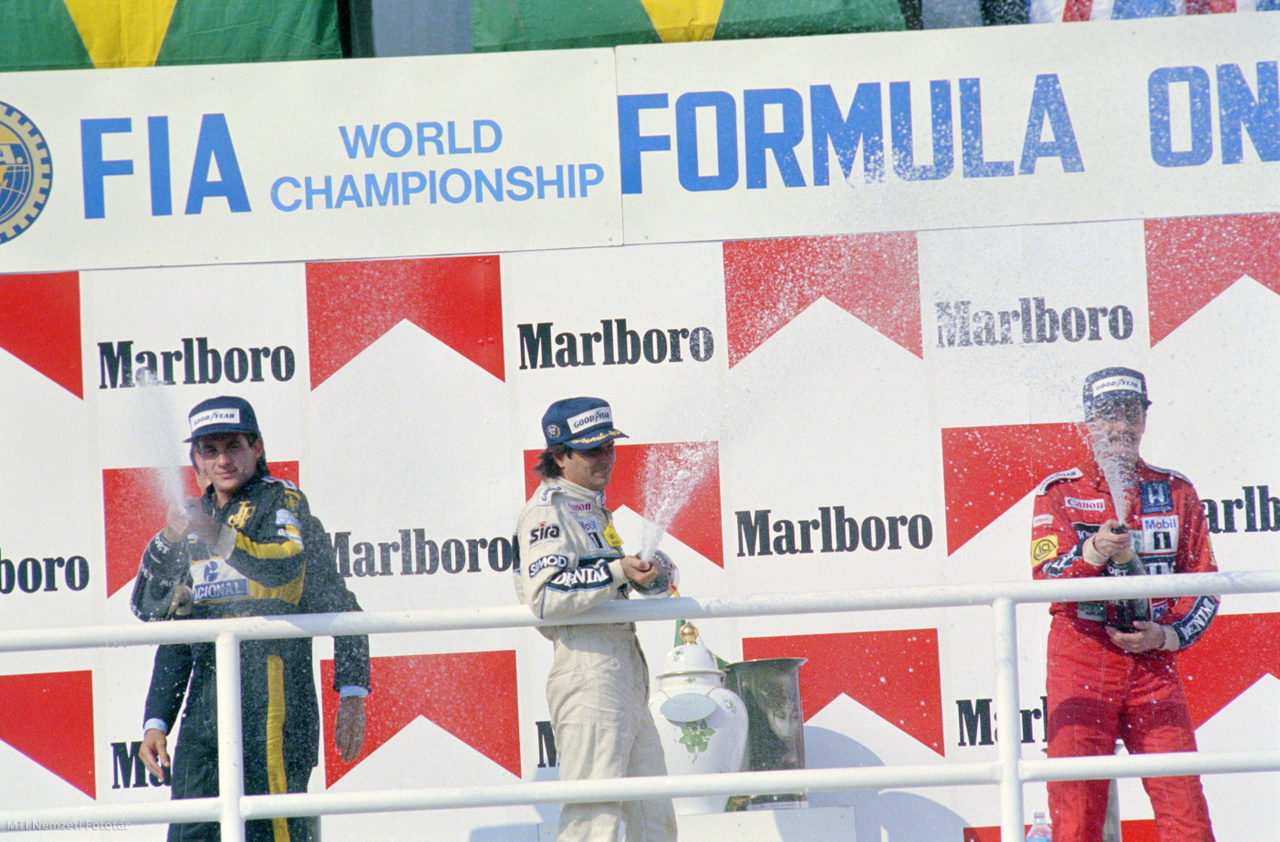 Mogyoród, 1986. augusztus 10. A győztes Nelson Piquet, a Williams–Honda csapat brazil versenyzője (k), a második helyezett Ayrton Senna, a Lotus–Renault csapat brazil versenyzője (b) és a harmadik helyezett Nigel Mansell, a Williams–Honda csapat brit versenyzője (j) pezsgővel ünnepelnek az első Forma–1-es Magyar Nagydíj eredményhirdetésén a mogyoródi Hungaroringen